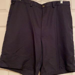 Men’s flat- front shorts in navy. Size 38.
